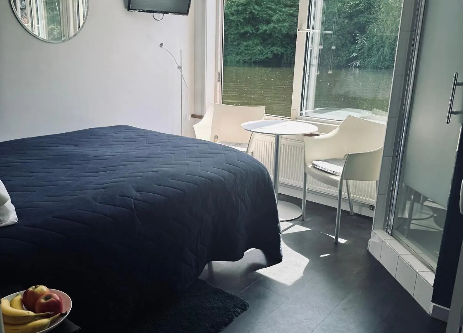 Peaceful Room On A Houseboat In The City Centre location